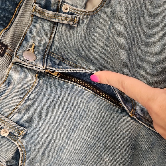 Light wash, distressed mid rise Universal Threads bermuda shorts size 14! - Picture 8 of 11